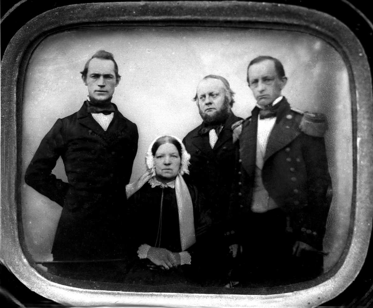 Gustav Borgen, Avfotografering. Gruppeportrett, en marineoffiser, to sivile herrer (deriblant inspektør Kahr(s)), samt en kvinne. Kopi fra daguerreotypi eller ambrotypi.