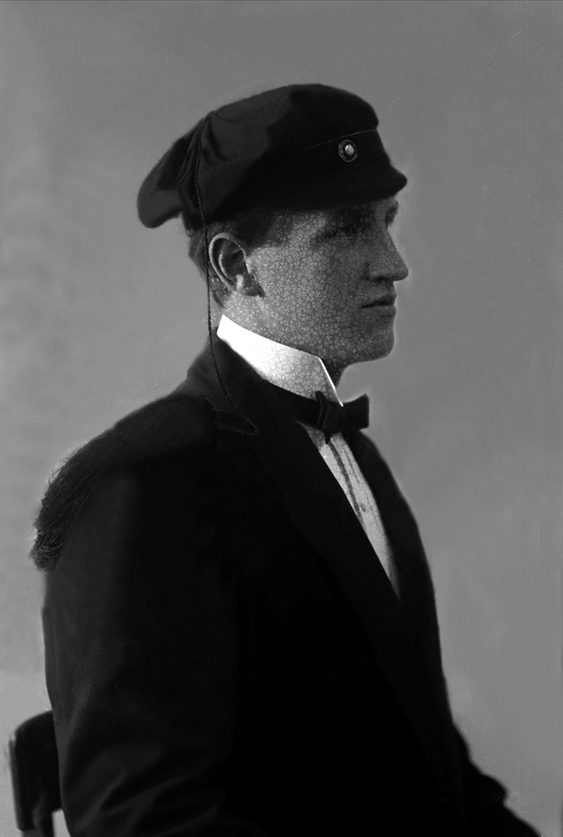 Gustav Borgen, Portrett, mann med studentlue. Anton Furuseth.