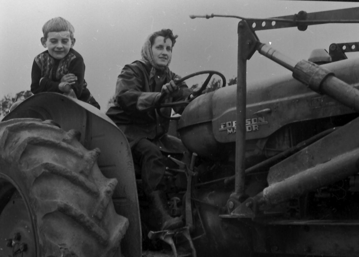 Per Magne Grue, Dame og gutt på traktor. Minda og Bjørn Stenhaug.
