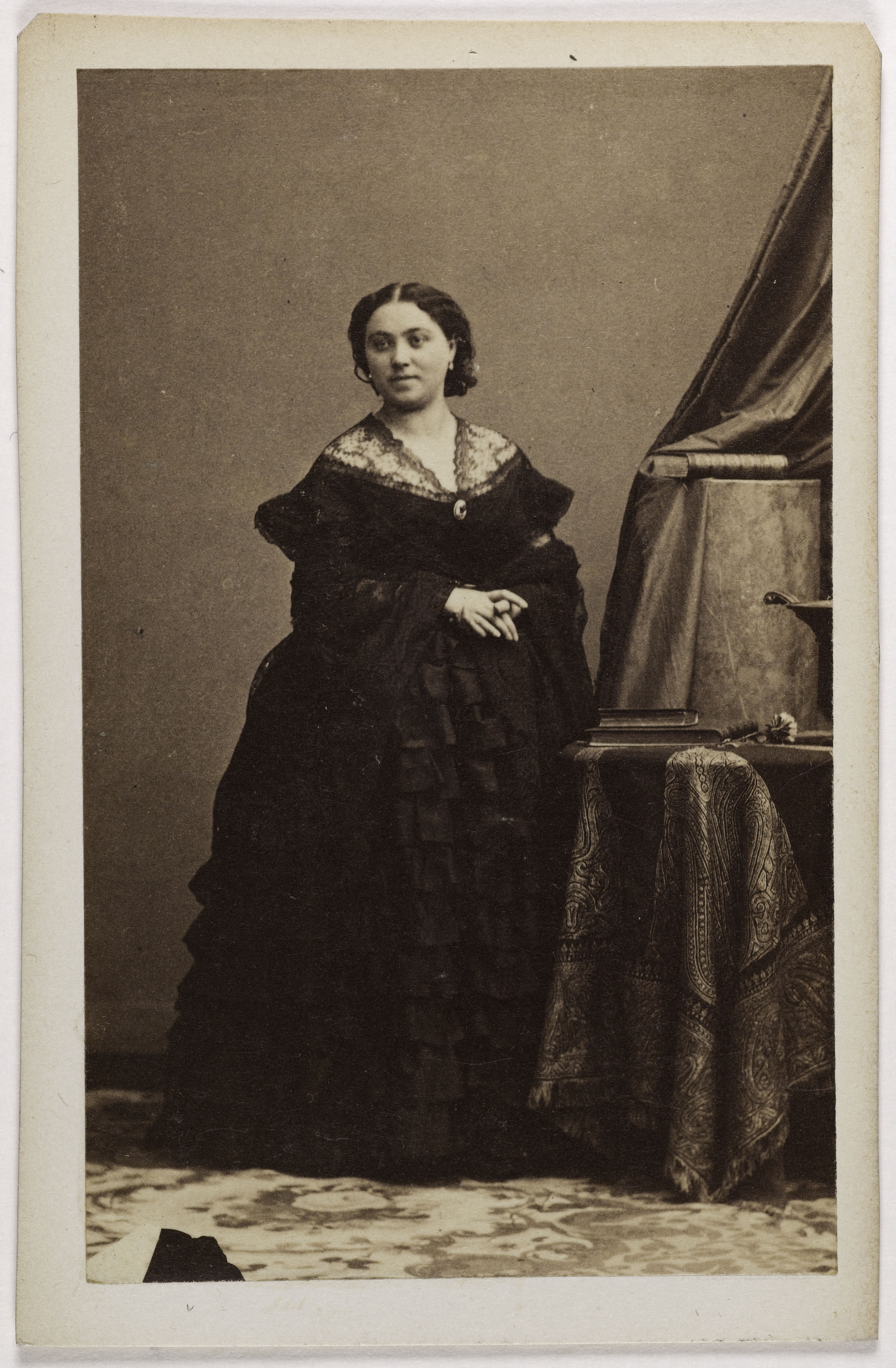 Disderi & Cie, Portrait de Mme Bodin (actrice au théâtre du Vaudeville et au Gymnase)