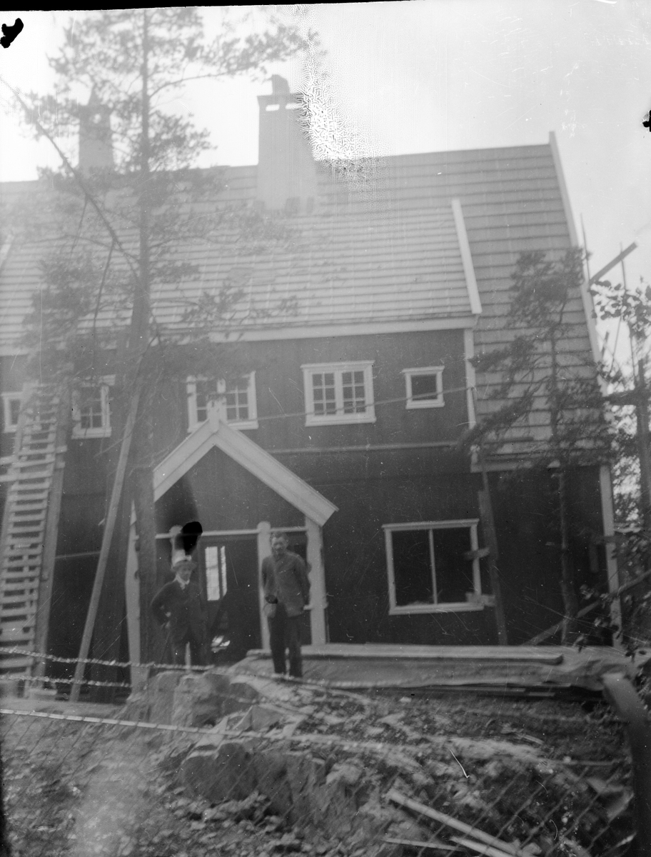 Anders O. Sørhuus, Mann foran bolighus - Karenus Sørhuus