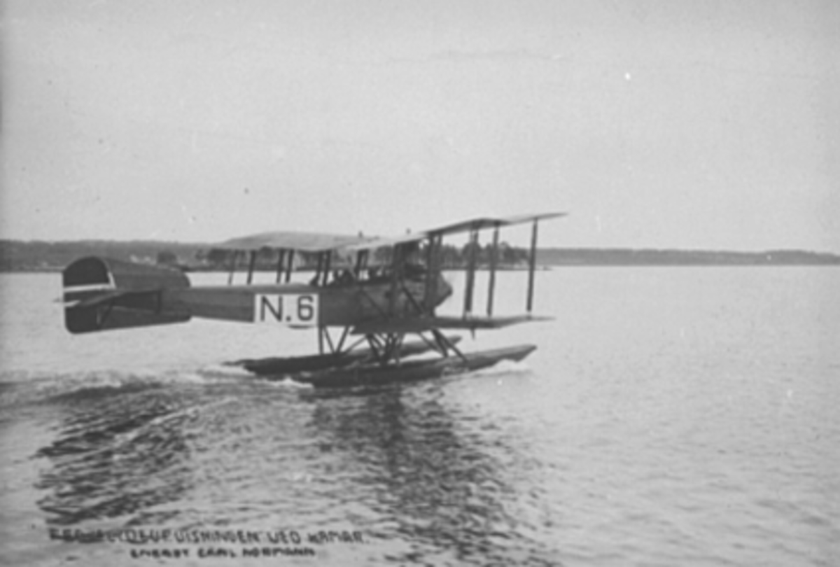 Anno Domkirkeodden, FLYOPPVISNING PÅ MJØSA, SJØFLY NR. 6, DOBBELDEKKER. N. 6 er en Friedrichshafen FF. 49C CN: 503 bygget i 1918. N. 6 kom til Norge og AS Aero april 1920. N. 6 ble demontert og lagret i 1922, men ble aldri bygget opp igjen. Dette bildet må være tatt i perioden sommer 1920 til sommer 1921.