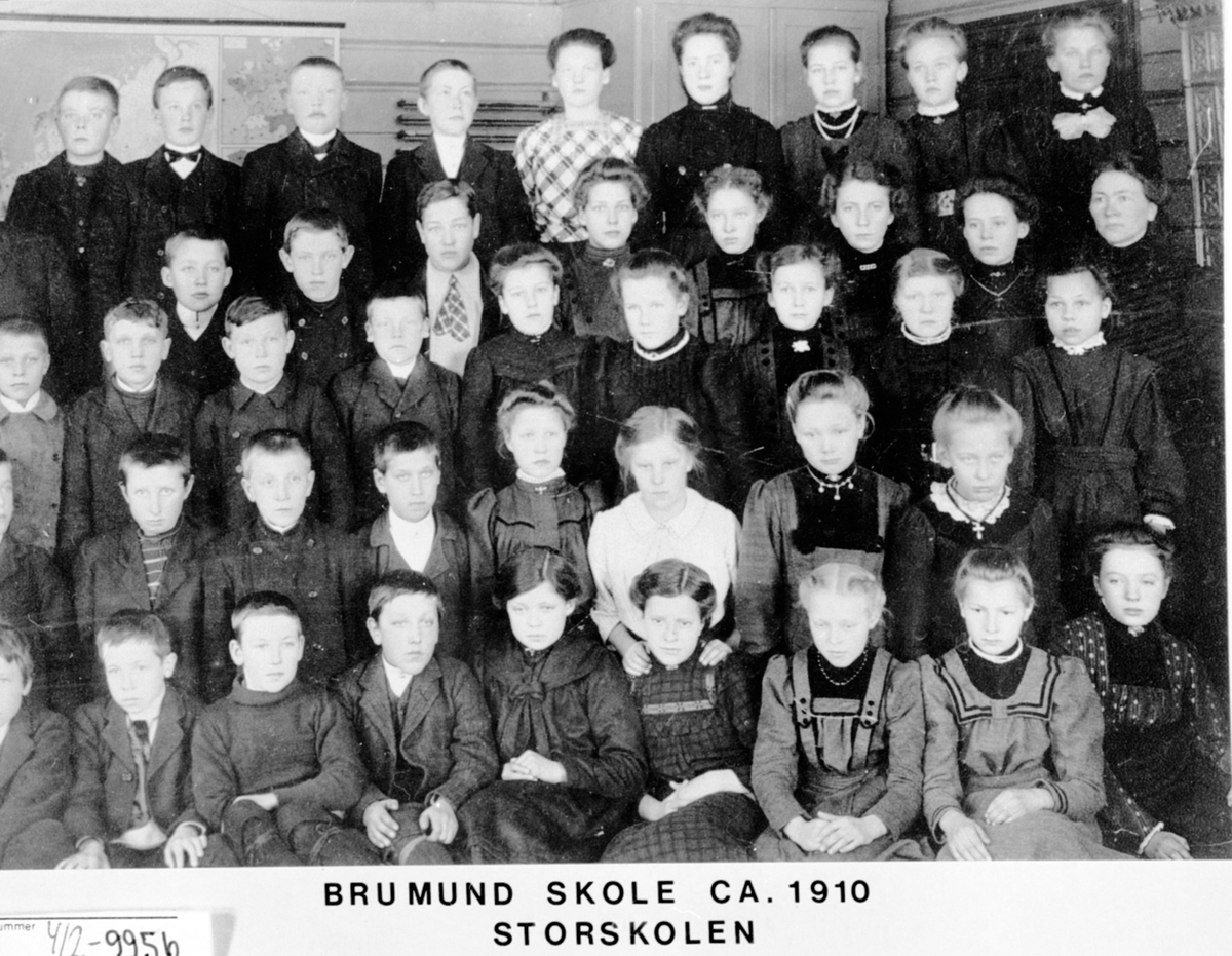 Anno Domkirkeodden, Elver og lærer ved storskolen, Brumund skole, Veldre, Ringsaker.