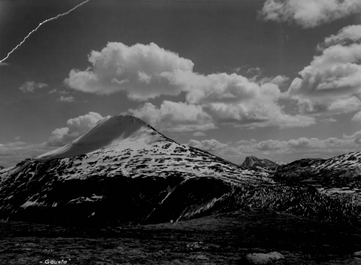 Anders Beer Wilse, Landskap med Gaustatoppen i Vestfjorddalen på Rjukan.