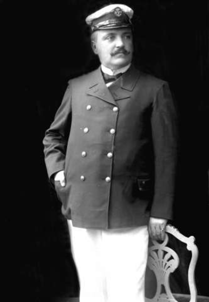 Gustav Borgen, Portrett, grosserer Løwlie i uniform som kaptein, på egen seilbåt?