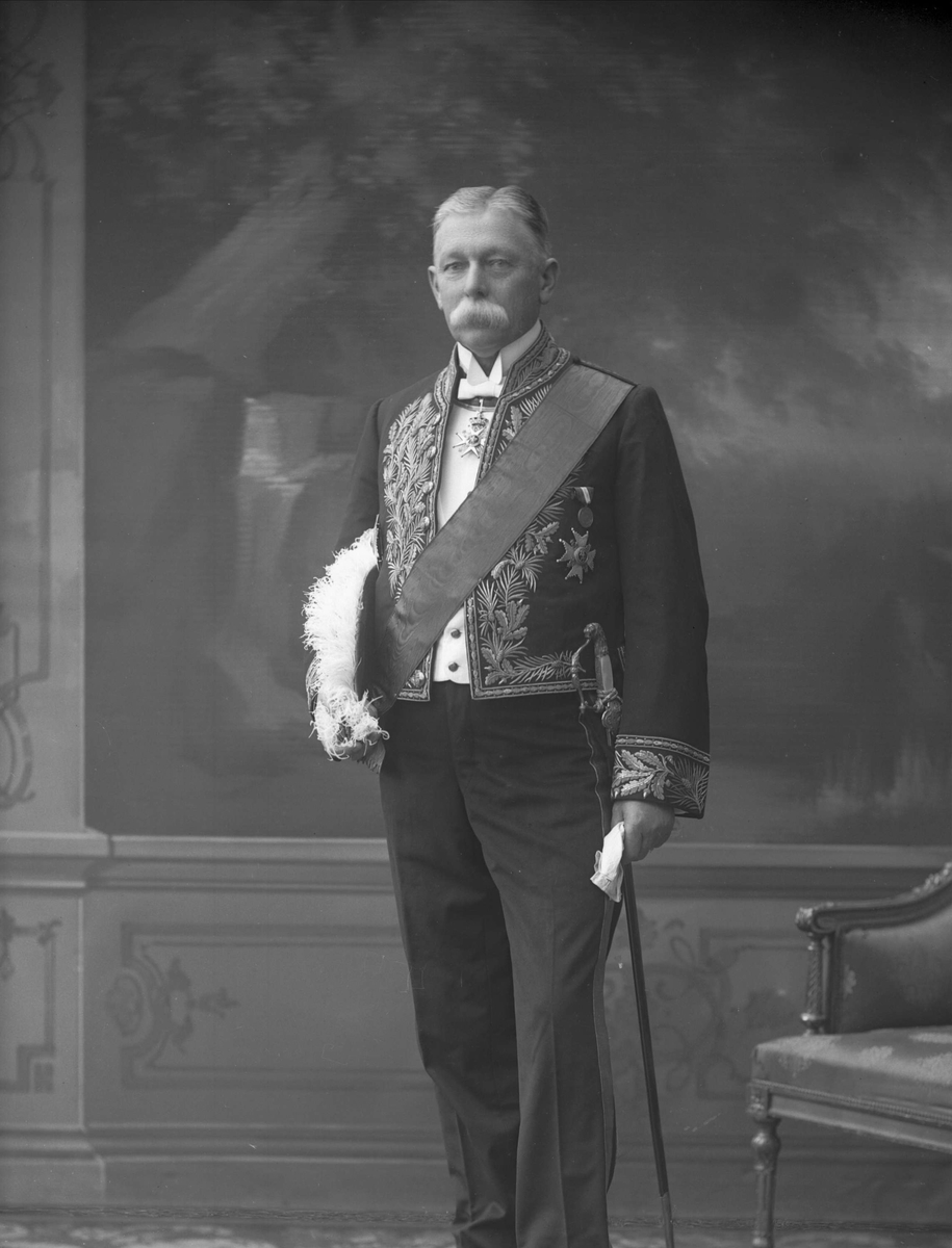 Gustav Borgen, Portrett, Nicolai Christian Grove Prebensen (1850-1930). i uniform som sendemann i den norske utenrikstjeneste som reglementert fra 1906 til 1923.