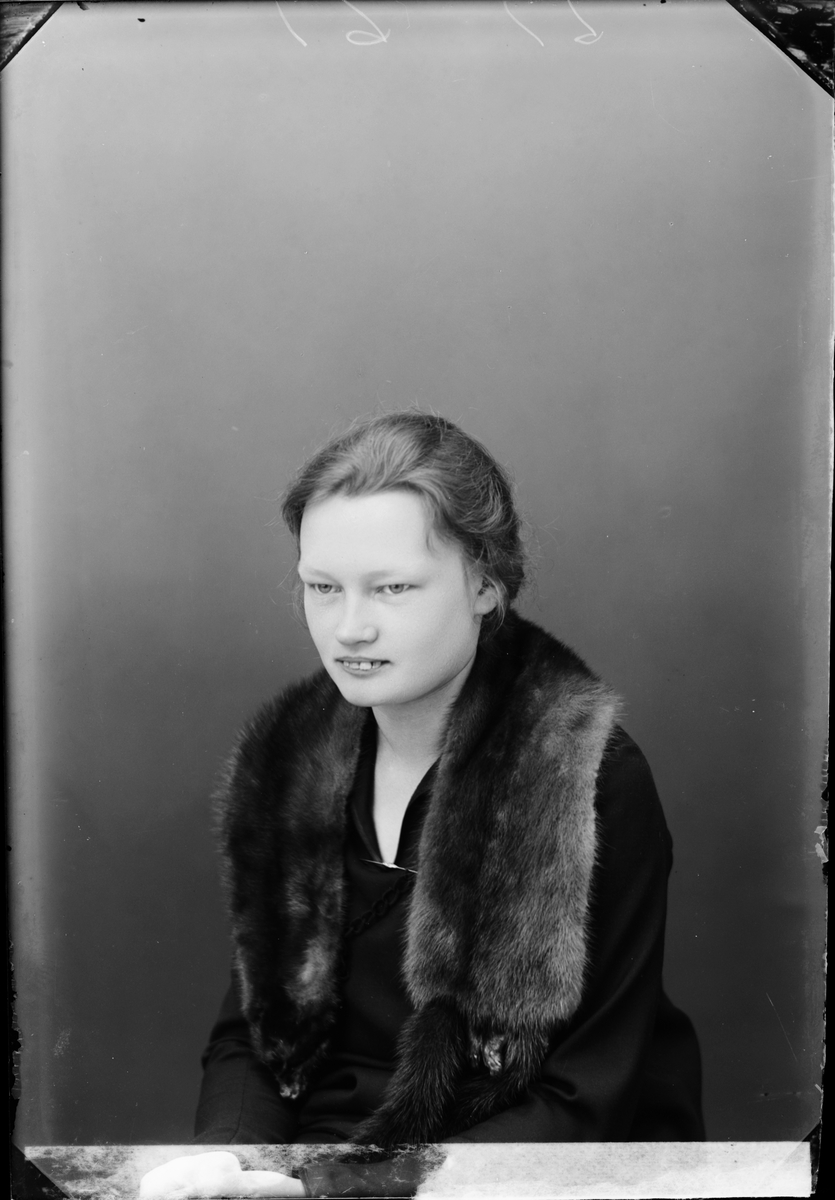 Skötsner-Edhlund, Ateljéporträtt - Naemi Lindkvist från Harg, Uppland