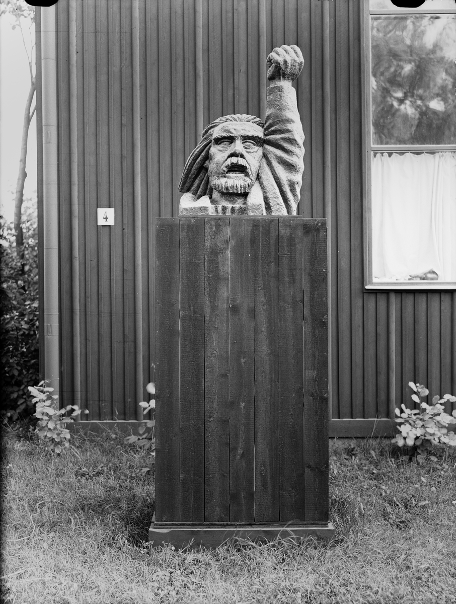 Paul Sandberg, Konstverket Engelbrekt vid konstnären Bror Hjorths bostad, Norbyvägen, Kåbo, Uppsala september 1947