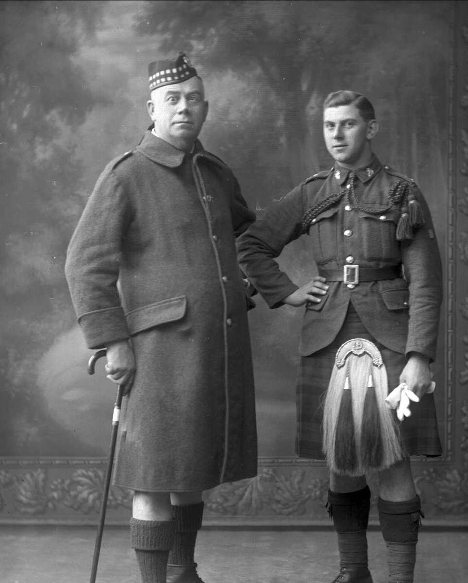 Gustav Borgen, Gruppeportrett, ung og eldre soldat i militære uniformer med kilt.