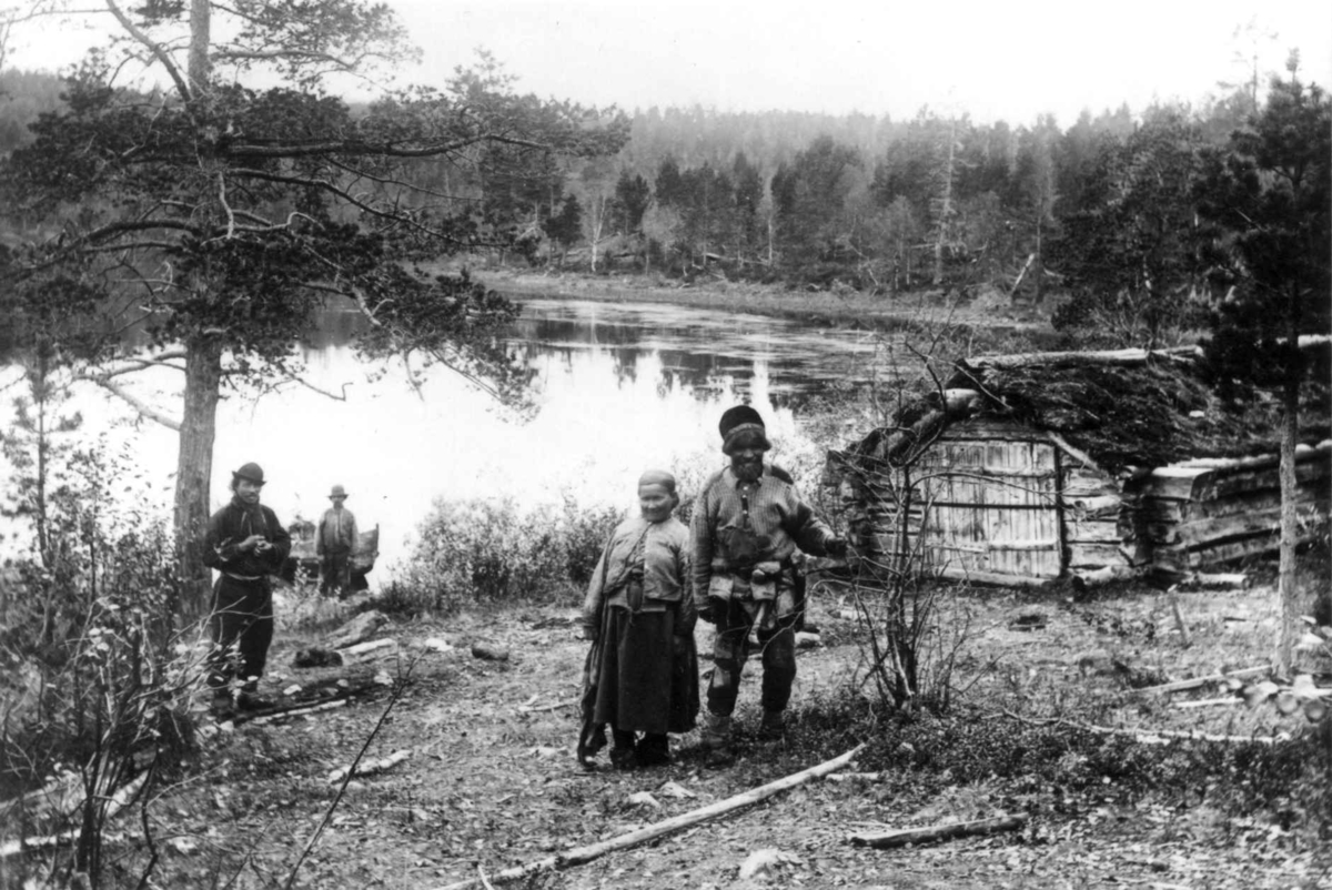 Ellisif Rannveig Wessel, Skoltesamer utenfor et båthus ovenfor Kobbefoss før 1900. Sallasj og Roman Afansjeff midt i bildet.