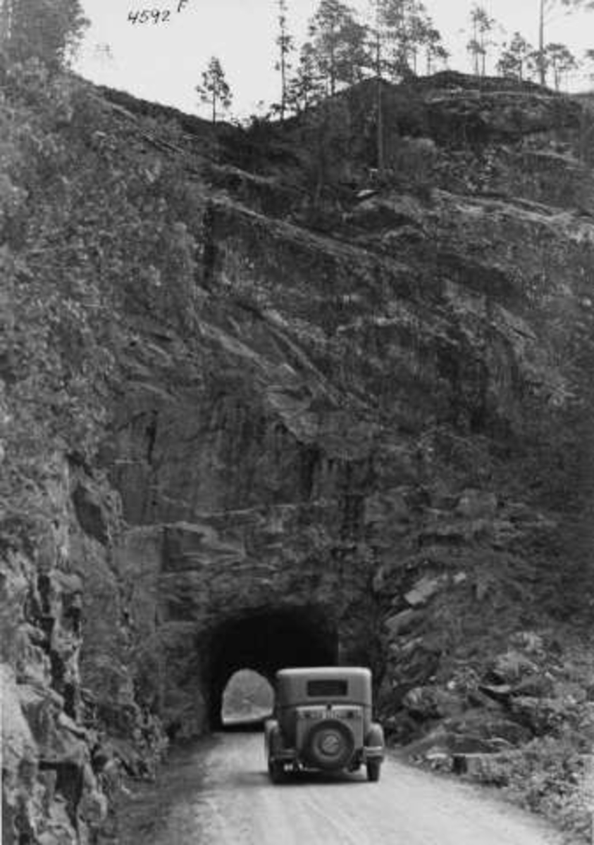 Anders Beer Wilse, Veiparti med bil og tunnel, Fjærtunnelen på Bangsund, Namsos, Nord-Trøndelag, 1936. Fra protokoll:" Trøndelag Vei langs Namsenelven 1936"