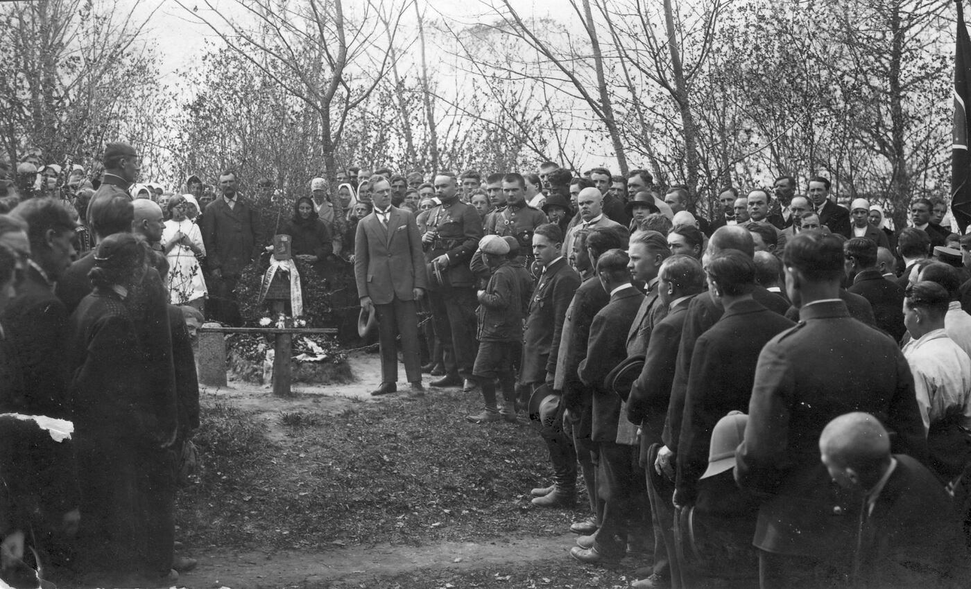 Petras Ločeris, Grupė žmonių prie Lietuvos kariuomenės karininko Jono Nastopkos kapo