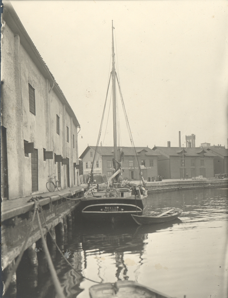 Okänd fotograf,, Edla av Hästenäs i Kalmar hamn. En slup. Ej upptagen i skeppslistan.