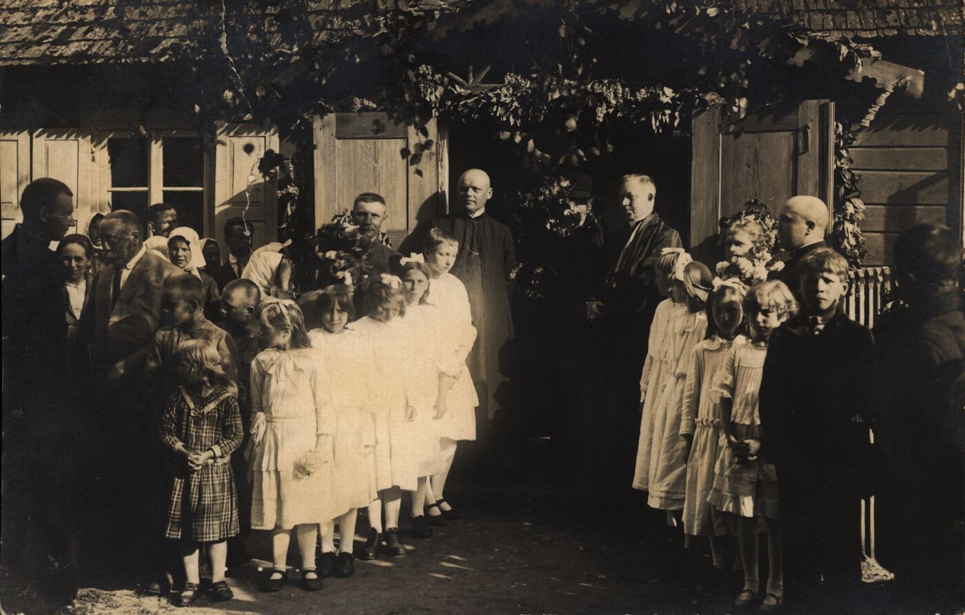 Nežinomas XX a. I p. fotografas, Aleksandras Germanas Švenčiausiojo sakramento iškilmėse