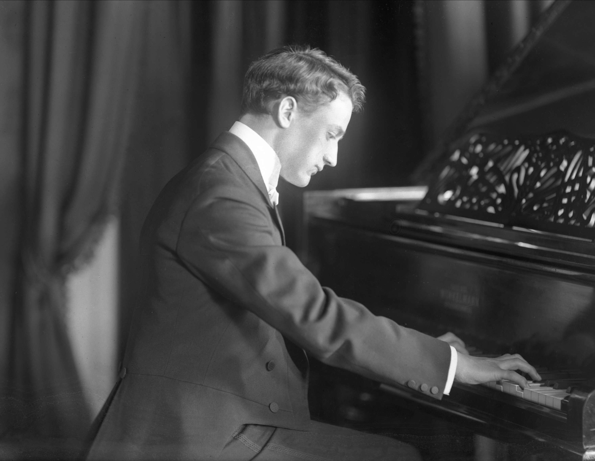 Gustav Borgen, Portrett, pianist Alme ved flygelet.