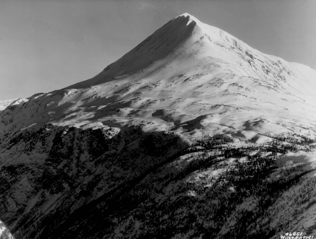 Anders Beer Wilse, Landskap ved Gaustatoppen. Snødekte fjell.