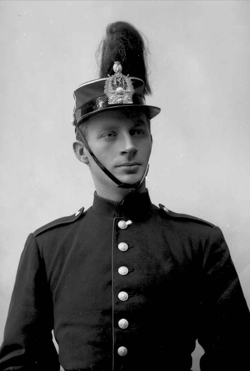 Gustav Borgen, Portrett, mann i kadettuniform.