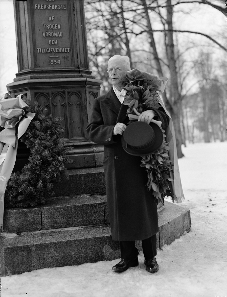 Paul Sandberg, Uppsala universitets rektor Nils von Hofsten med krans vid Karl Johansbysten, Engelska parken