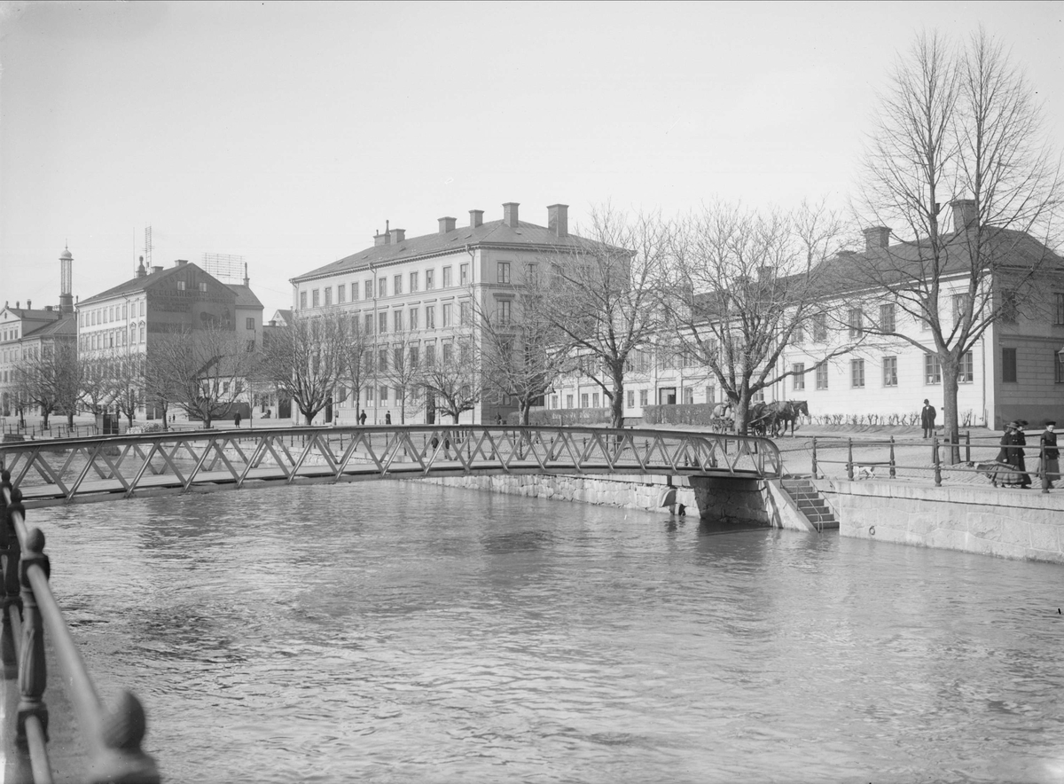 Alfred Dahlgren, Fyrisån med Västgötaspången. I bakgrunden kvarteret Duvan längs Östra Ågatan, Uppsala 1901- 1902