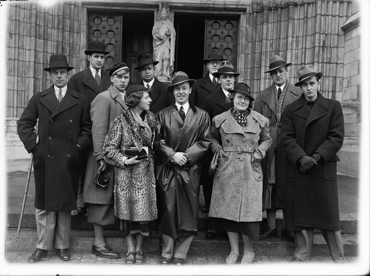Paul Sandberg, Group Orders - Women and Men outside Uppsala Cathedral, Uppsala 1935