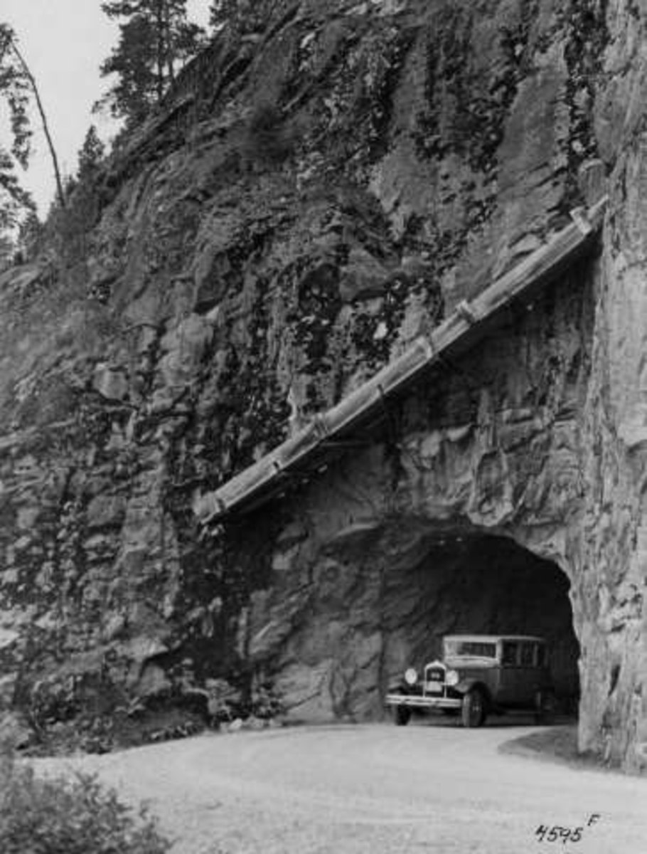 Anders Beer Wilse, Veiparti med bil og tunnel, Fjærtunnelen på Bangsund, Namsos, Nord-Trøndelag, 1936. Fra protokoll:" Trøndelag Vei langs Namsenelven 1936"