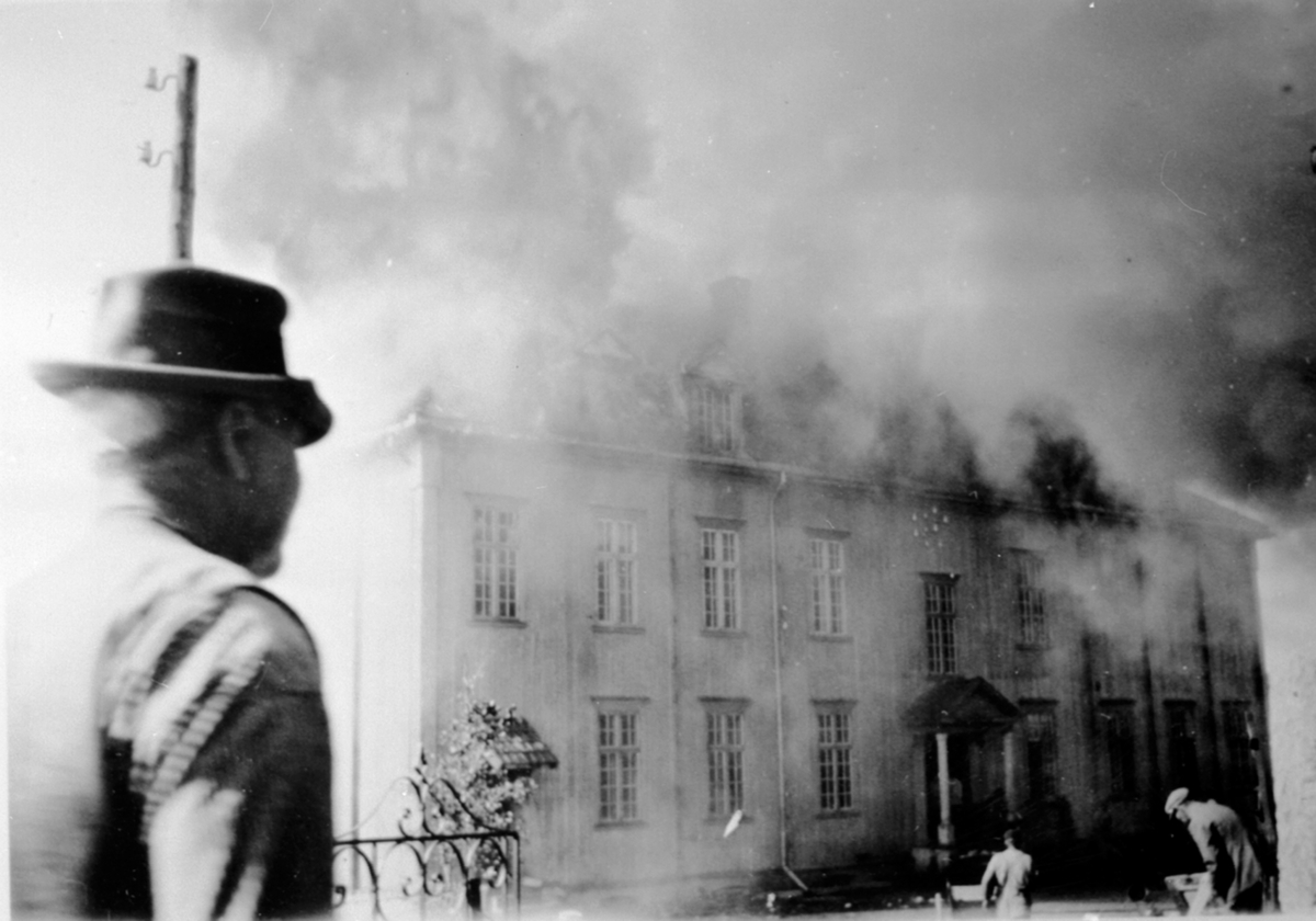 Anno Domkirkeodden, Brann på Ringsaker Fylkesskole (Ringsaker Folkehøgskole) den 25. mai 1928. Til venstre er Klaudi Solberg.