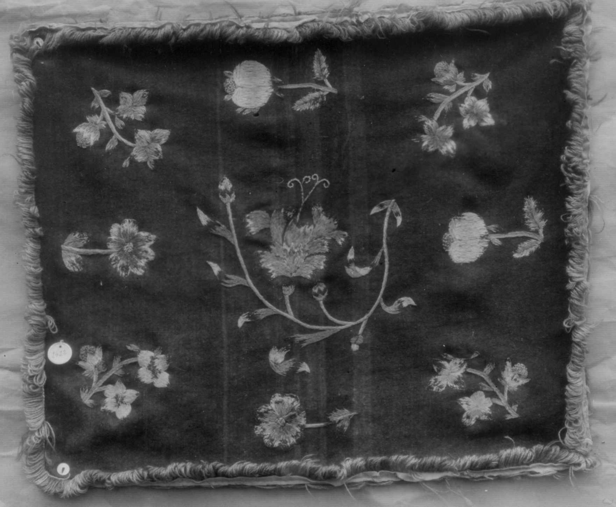 Gisle Midttun, Putetrekk brodert med blomstermotiv. Elverum, Hedmark.
