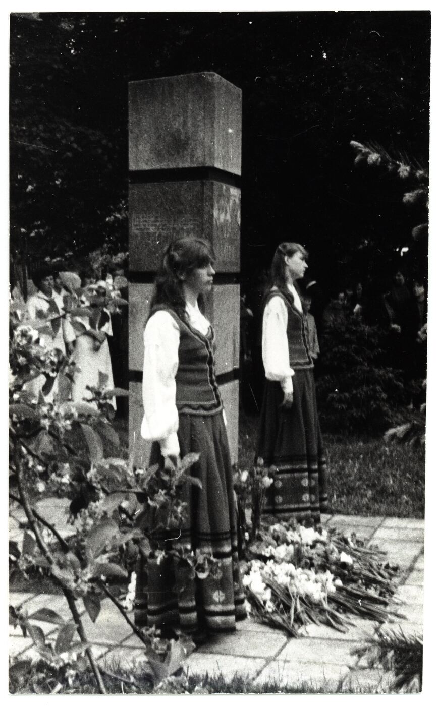 Nežinomas fotografas, Lietuvaitės prie J. Naujalio paminklo Raudondvaryje