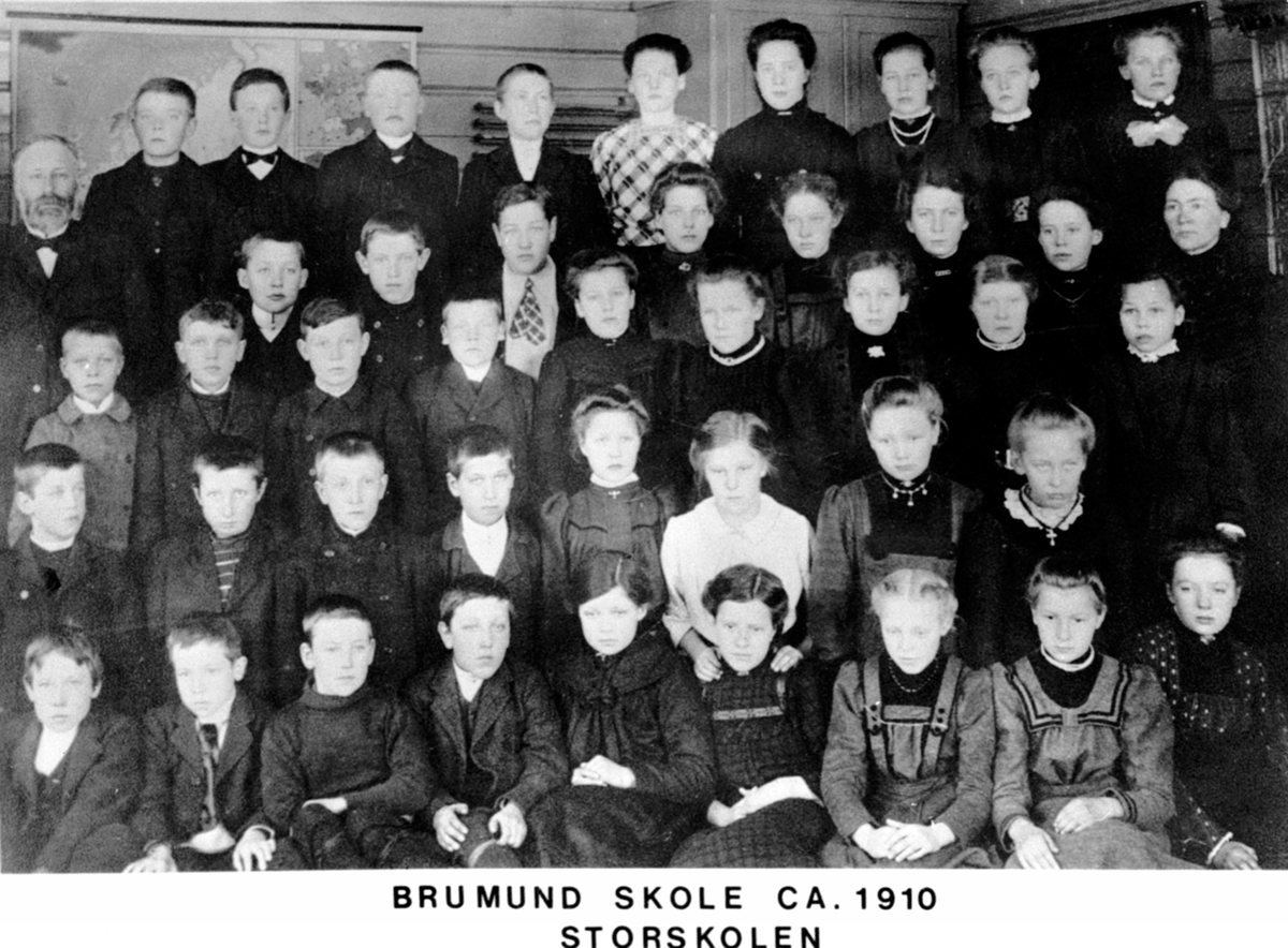 Anno Domkirkeodden, Elever og lærere ved storskolen, Brumund skole, Veldre, Ringsaker. Egen navneliste.
