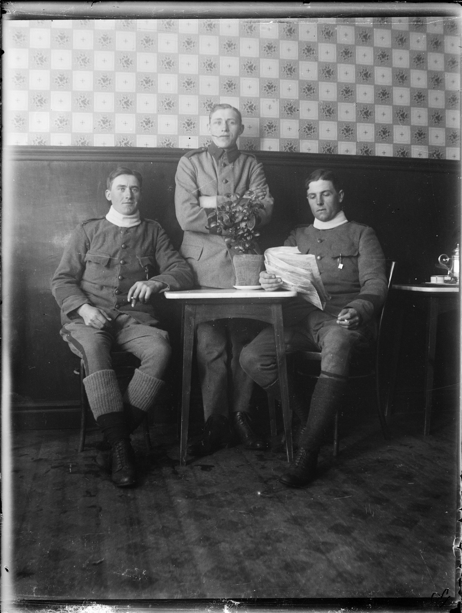 Skötsner-Edhlund, Three men in uniform, Östhammar, Uppland