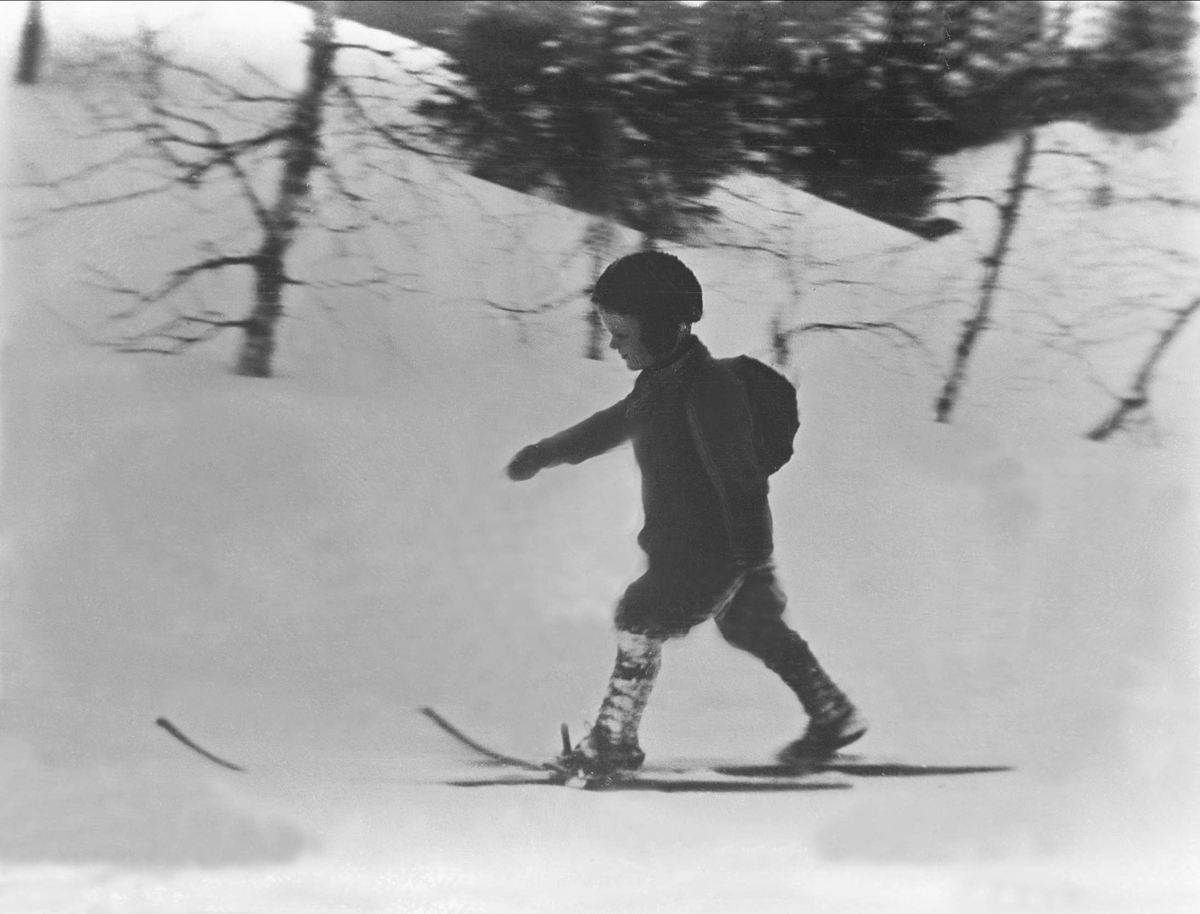 Gustav Borgen, Avfotografering. Gutt går på ski, uten staver.