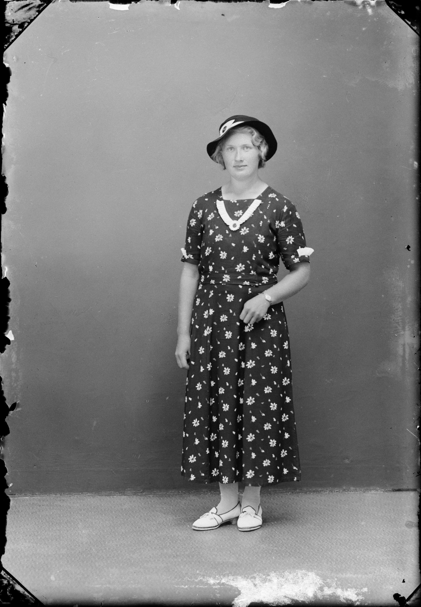 Skötsner-Edhlund, Ateljéporträtt - Mary Eriksson från Gillinge, Ekeby socken, Uppland 1936