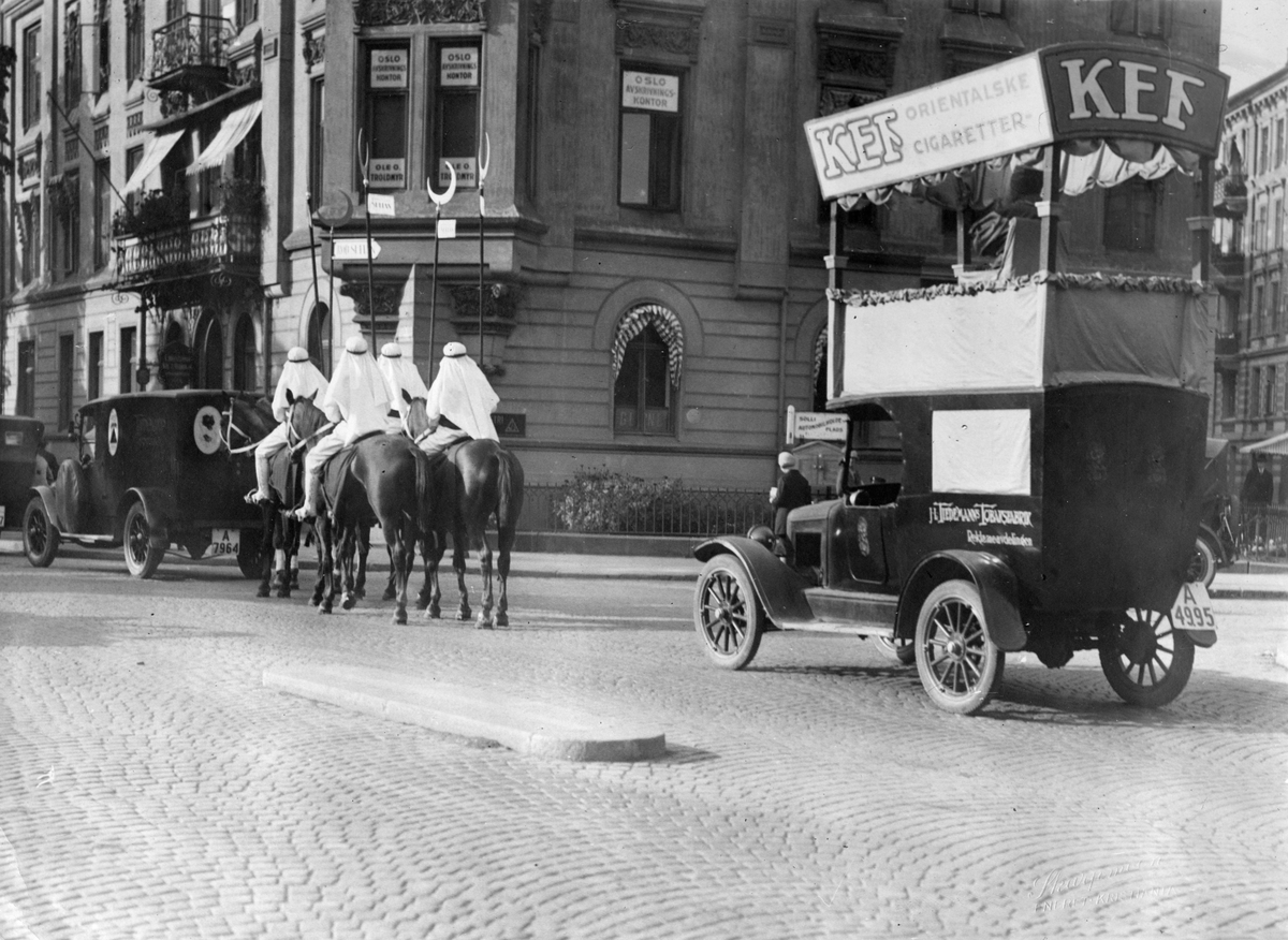 Narve Skarpmoen, Biler og hester i et reklameopptog høsten 1926 med flere utkledde menn. Reklame for Kef og Sultan sigaretter.