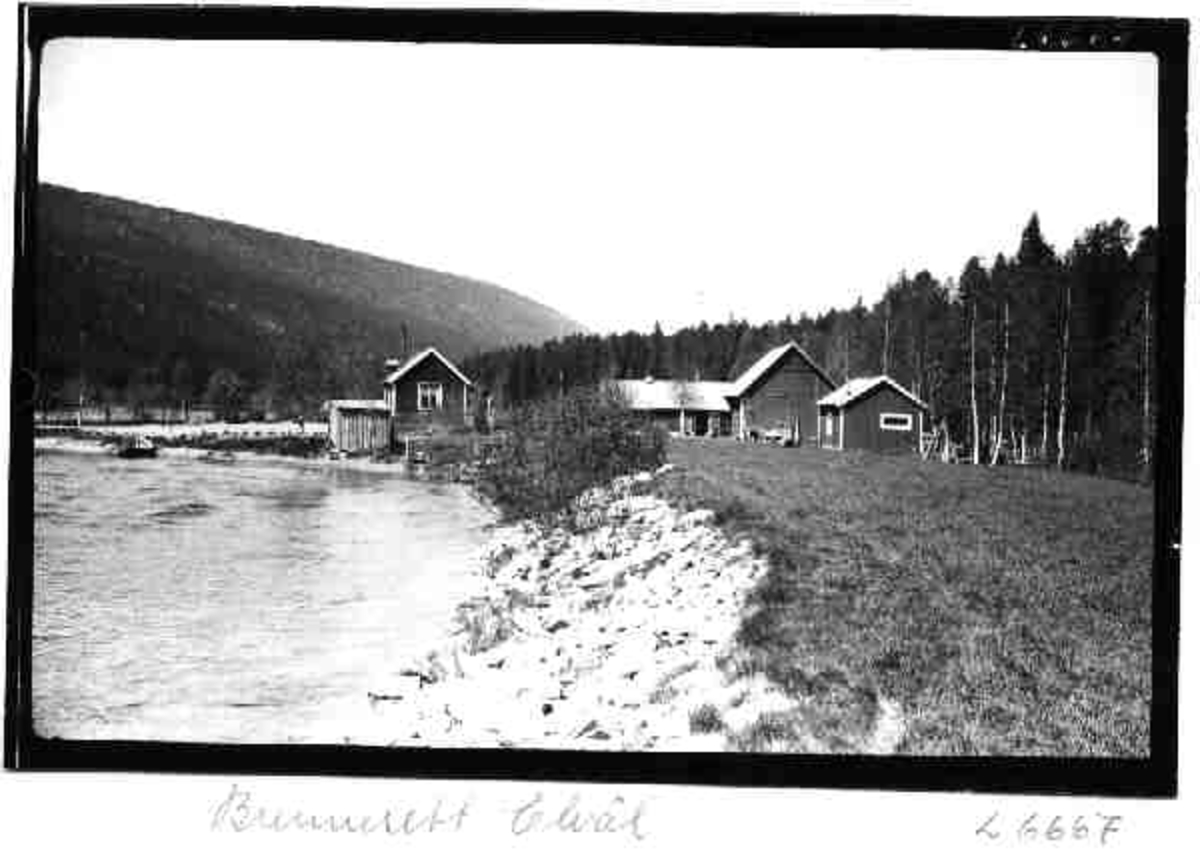 Per K. Lien, Gard, Brennesett, Elvål, Rendalen, elvefar, fjøs, uthus
