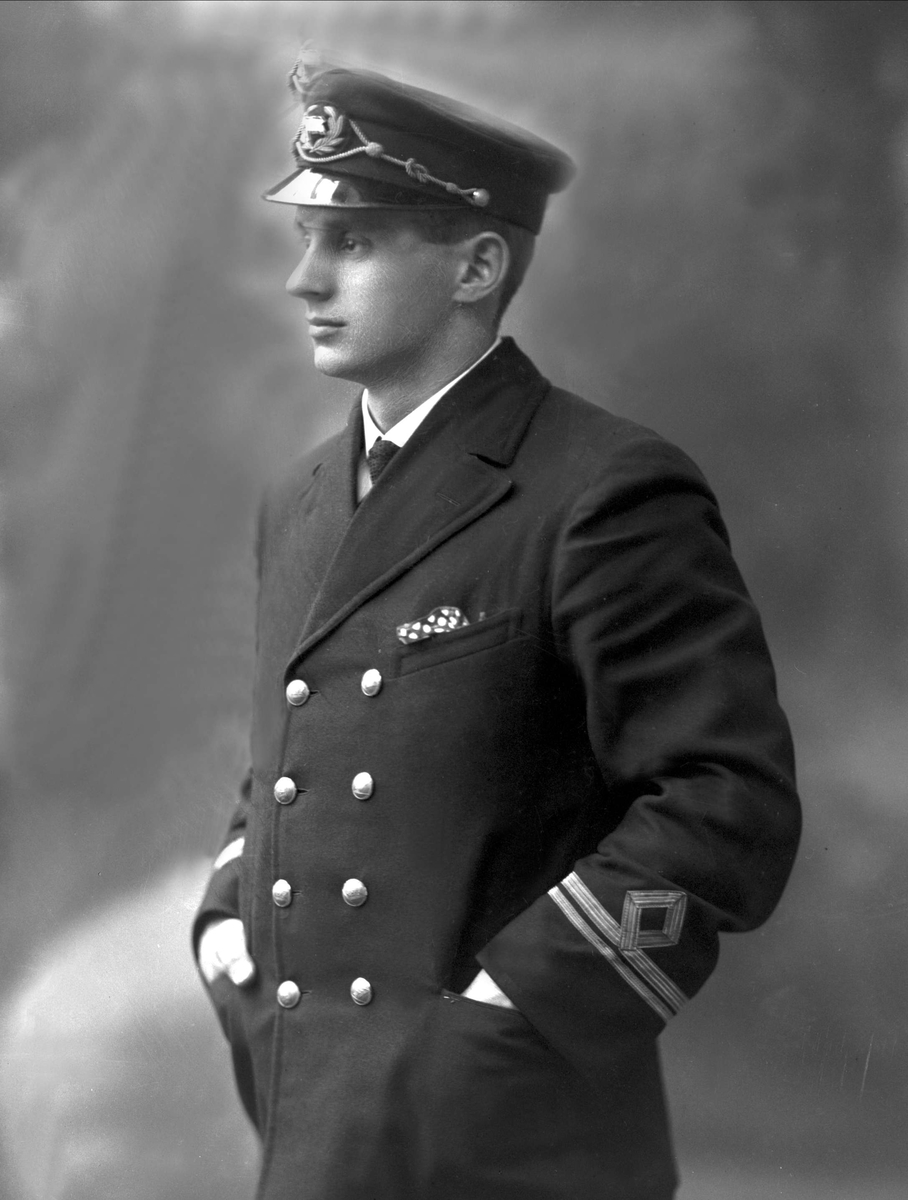 Gustav Borgen, Portrett, sjømann i uniform. Styrmann Erling Olsen.