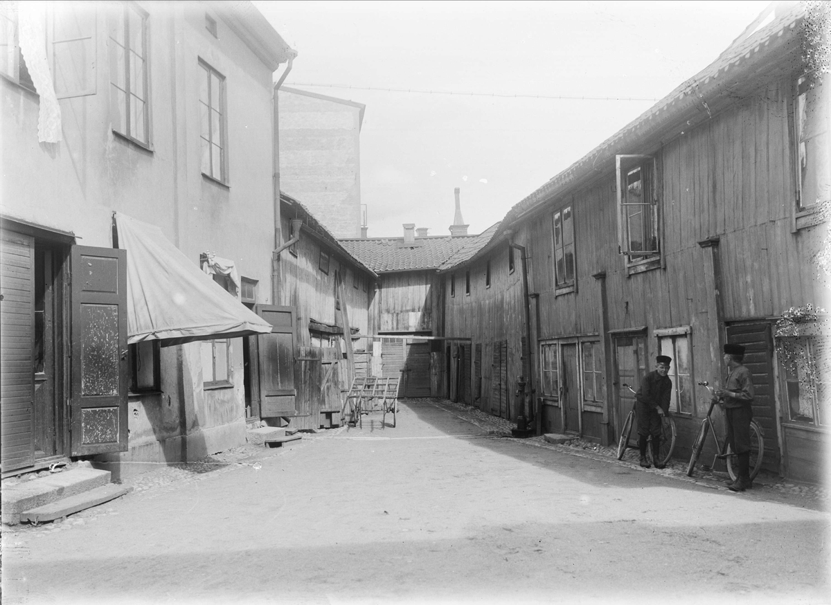 Alfred Dahlgren, Gårdsinteriör Bangårdsgatan 6, kvarteret Hästen, Kungsängen, Uppsala 1908