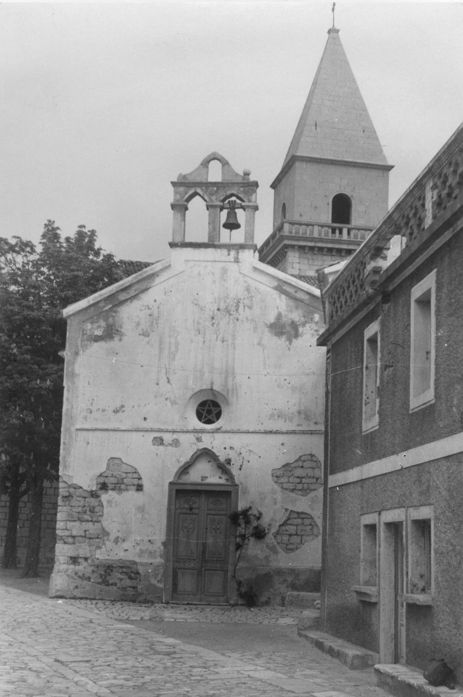 Branko Fučić, Osor, (otok Cres), crkva sv. Gaudencija, vanjština; glavno pročelje sa zvonikom katedrale u pozadini