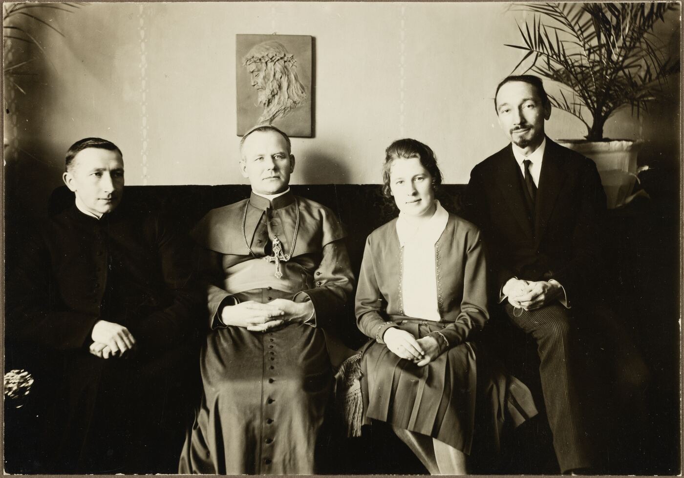 Nežinomas fotografas, Profesoriaus filosofo Stasio Šalkauskio, žmonos Julijos Paltarokaitės-Šalkauskienės, jos brolio vyskupo Kazimiero Paltaroko ir liudininko kunigo P. Šidlausko portretas Šalkauskių vestuvių metu
