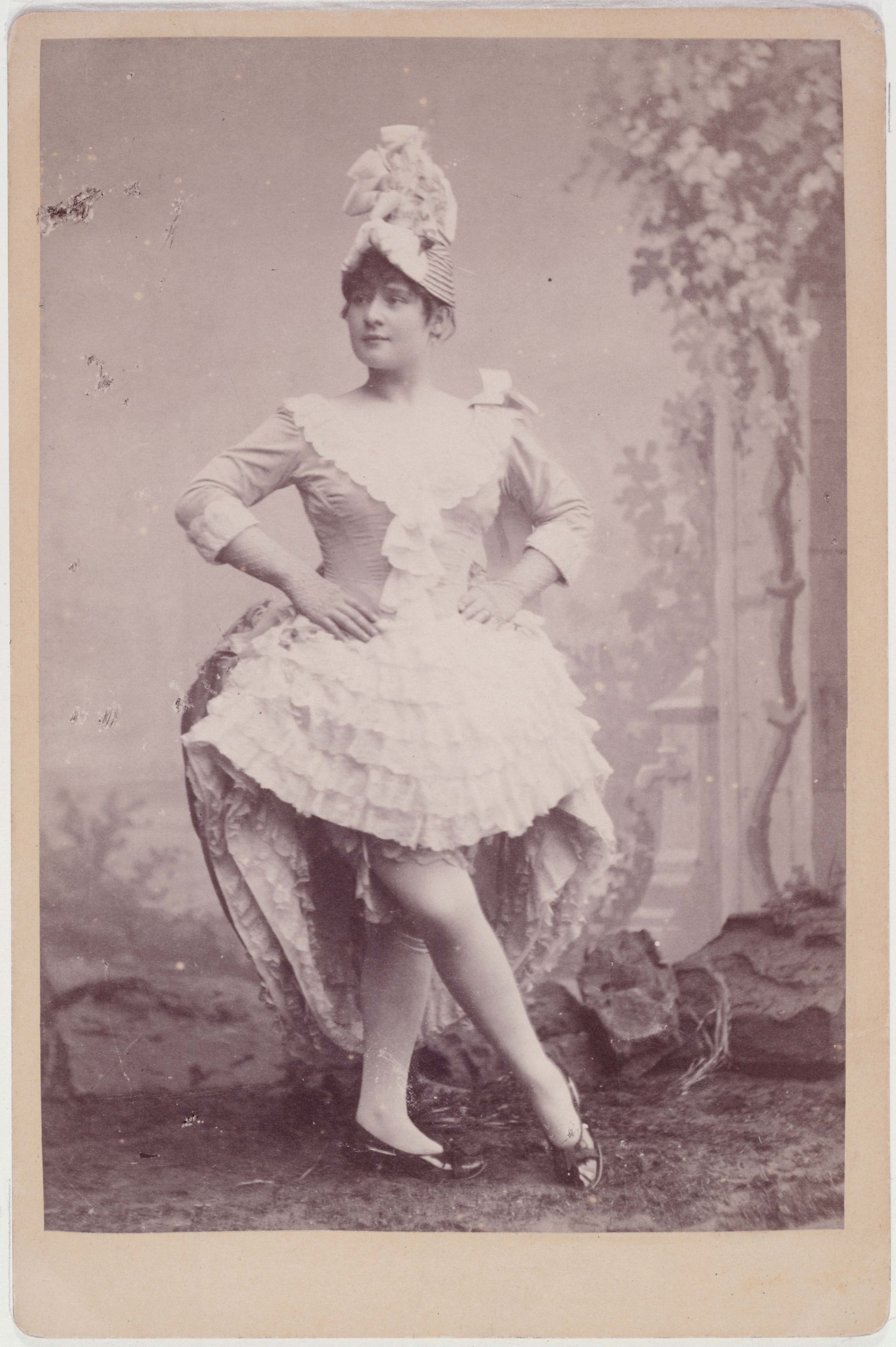 Anonyme, Portrait de la danseuse de cancan Louise Weber (1866-1929) dite la Goulue, dans un studio de prise de vue.