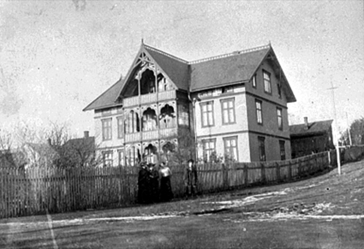 Anno Domkirkeodden, EKSTERIØR SKREDDERMESTER ERIK GRANERUDS HUS I STANGEVEGEN, 4 DAMER VED GJERDE