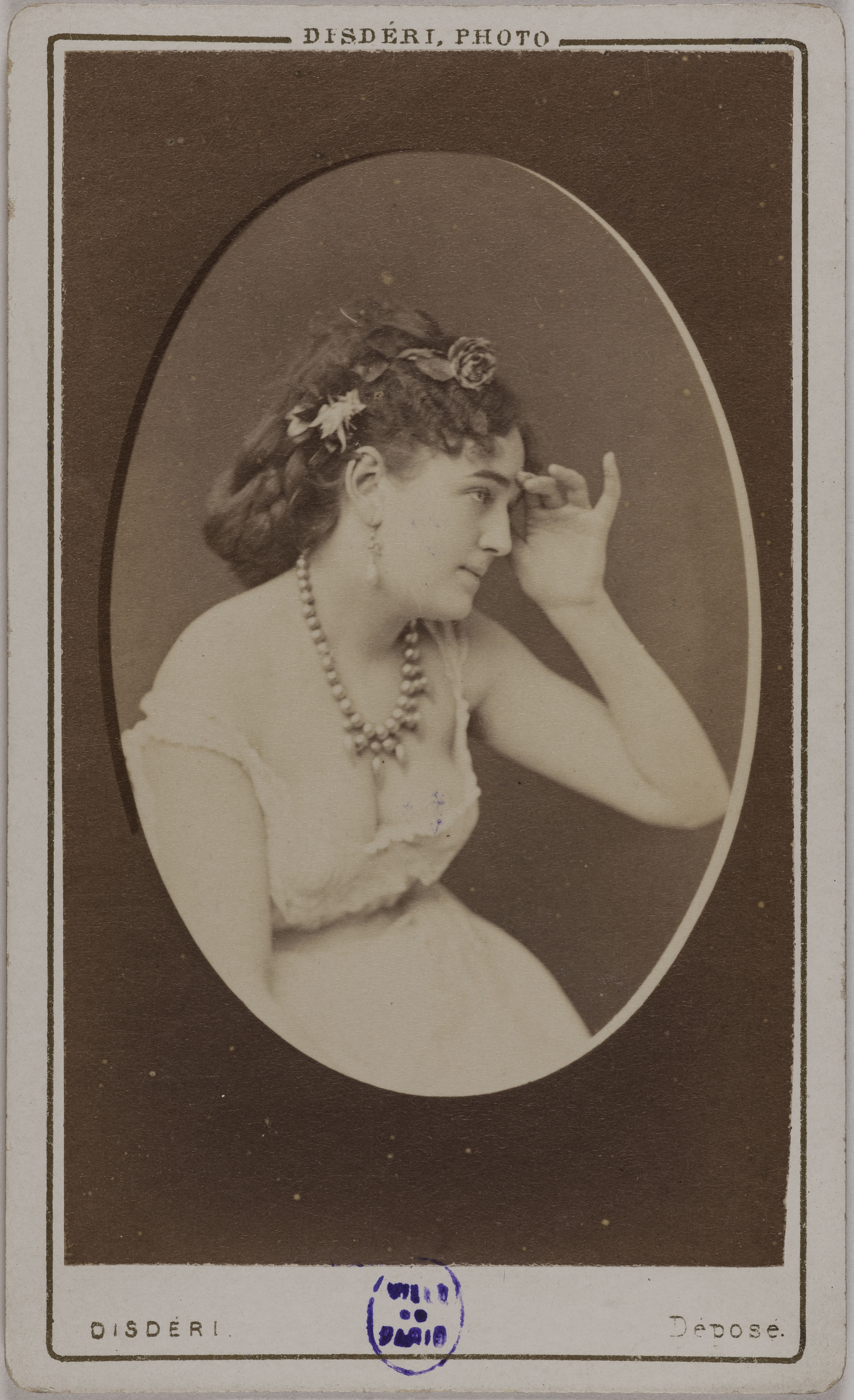 André-Adolphe-Eugène Disdéri, Portrait de Marie Artus (actrice aux Folies-Bergère, à l'Athénée et Théâtre des Variétés)