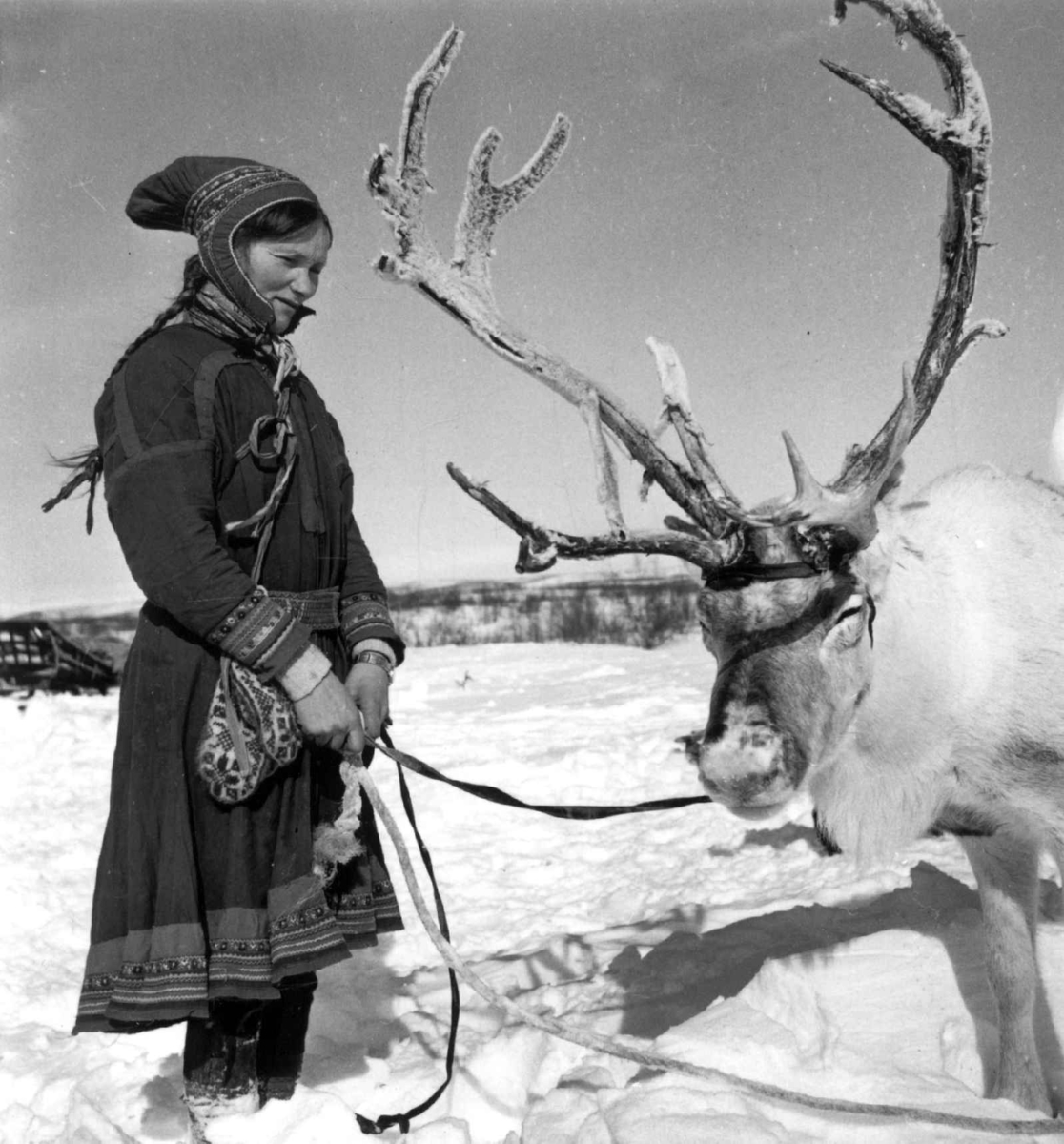 Virginia Raymond Davidson, Kautokeino-drakt Berit.E. A. Sara med påselet kjørerein. Gargoluobbal 1958.