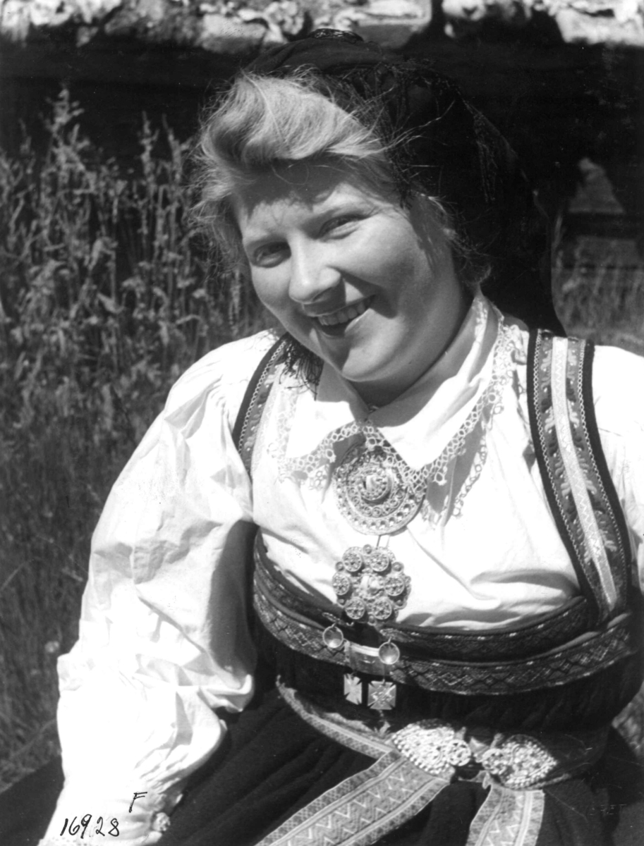 Anders Beer Wilse, Kvinnedrakt, Jenter med hodeplagg