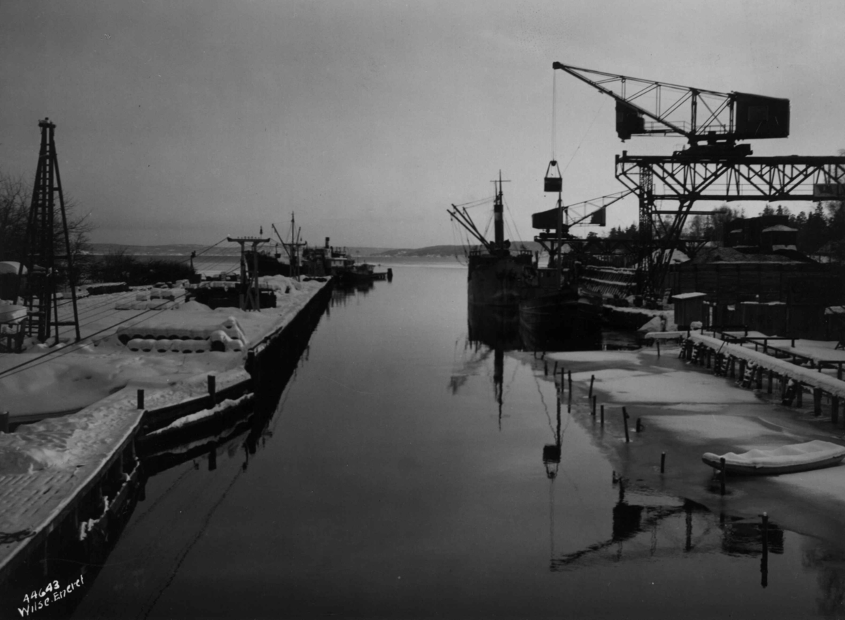 Anders Beer Wilse, Kraner, havn, vinter.
