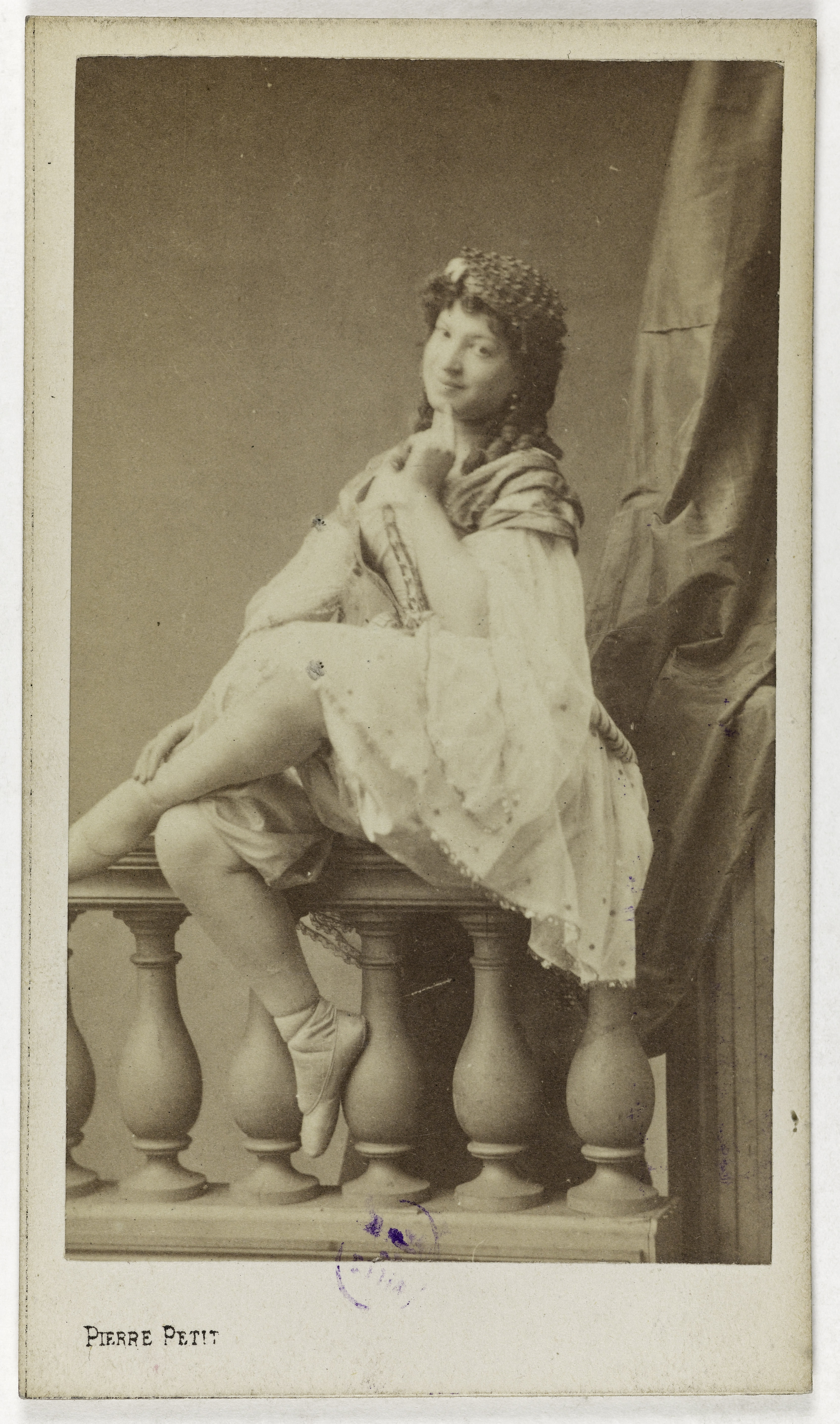 Pierre Petit, Portrait d'Esther Moyse, danseuse au Cirque Impérial en 1862, au Théâtre de la Gaité, au Théâtre de la Variété en 1861 et au Théâtre des Délassements-Comiques en 1857.