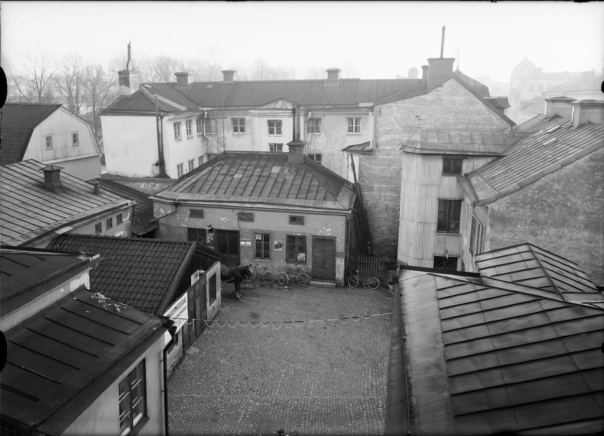 Paul Sandberg, Gårdsinteriör, kvarteret Näktergalen, Östra Ågatan 33, Uppsala november 1944