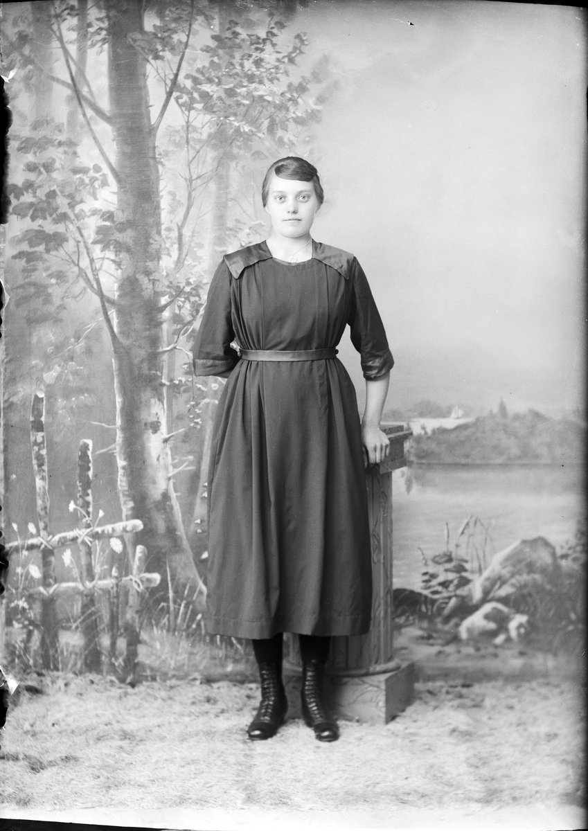 Skötsner-Edhlund, Svea Karlsson från Norrskedika, Börstil socken, Uppland 1921