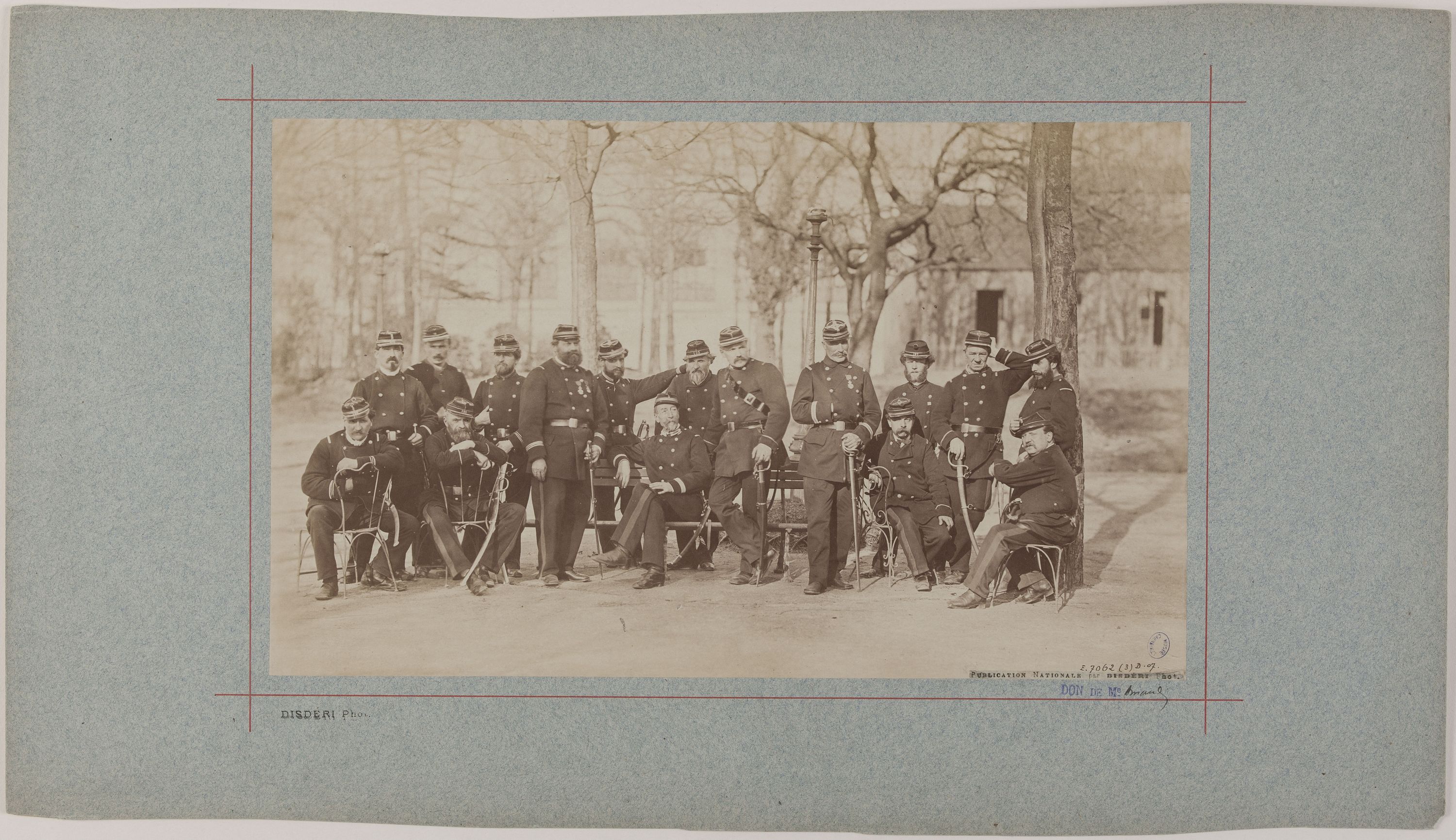 André-Adolphe-Eugène Disdéri, Portrait de groupe de soldats dans un parc.