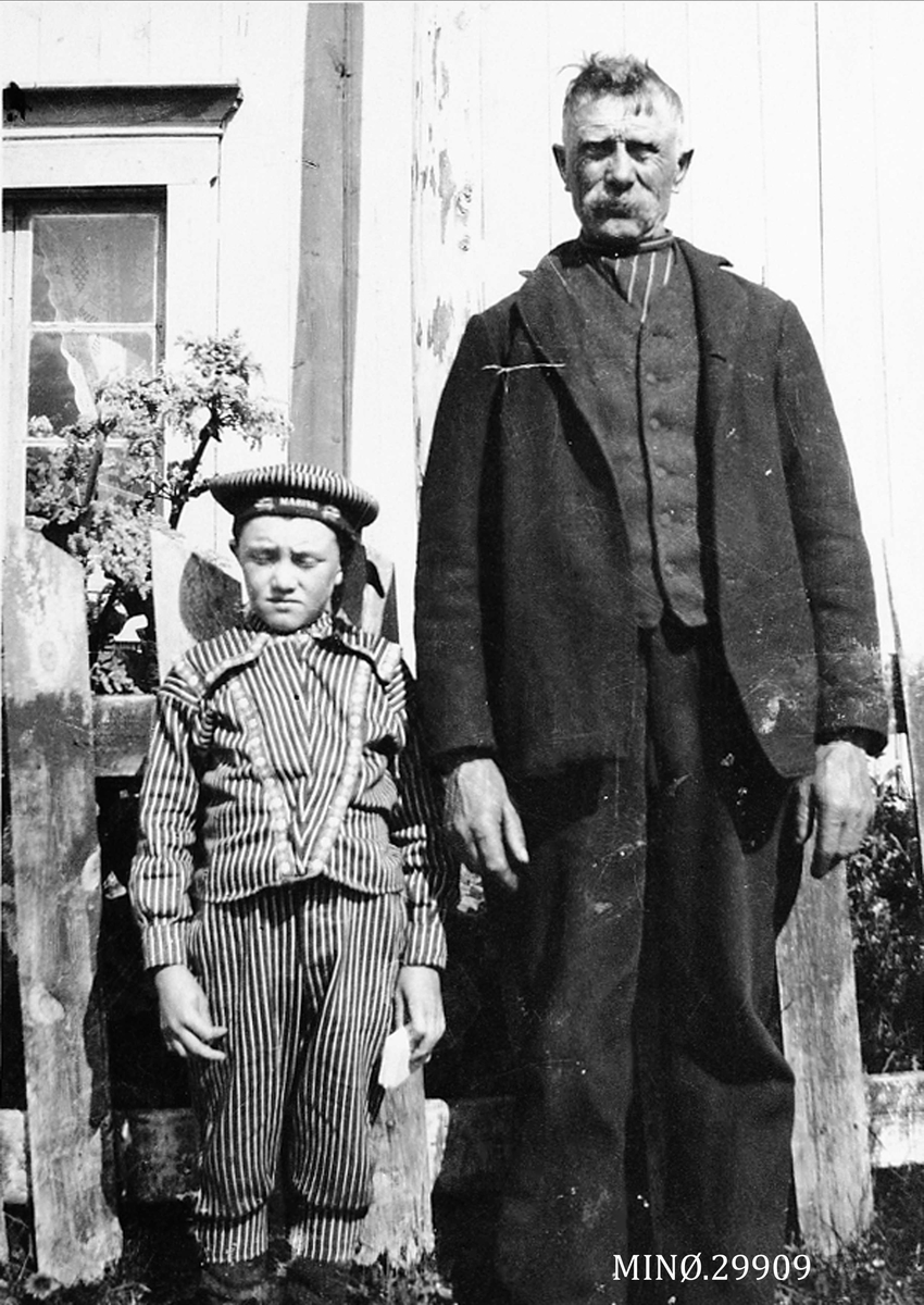 Kristoffer Langsjøvoll, Kristoffer R. Sørgård, f. 1910 med sin morfar Thomas Sørgård (1858-1928); (se også andre opplysninger under referanser)