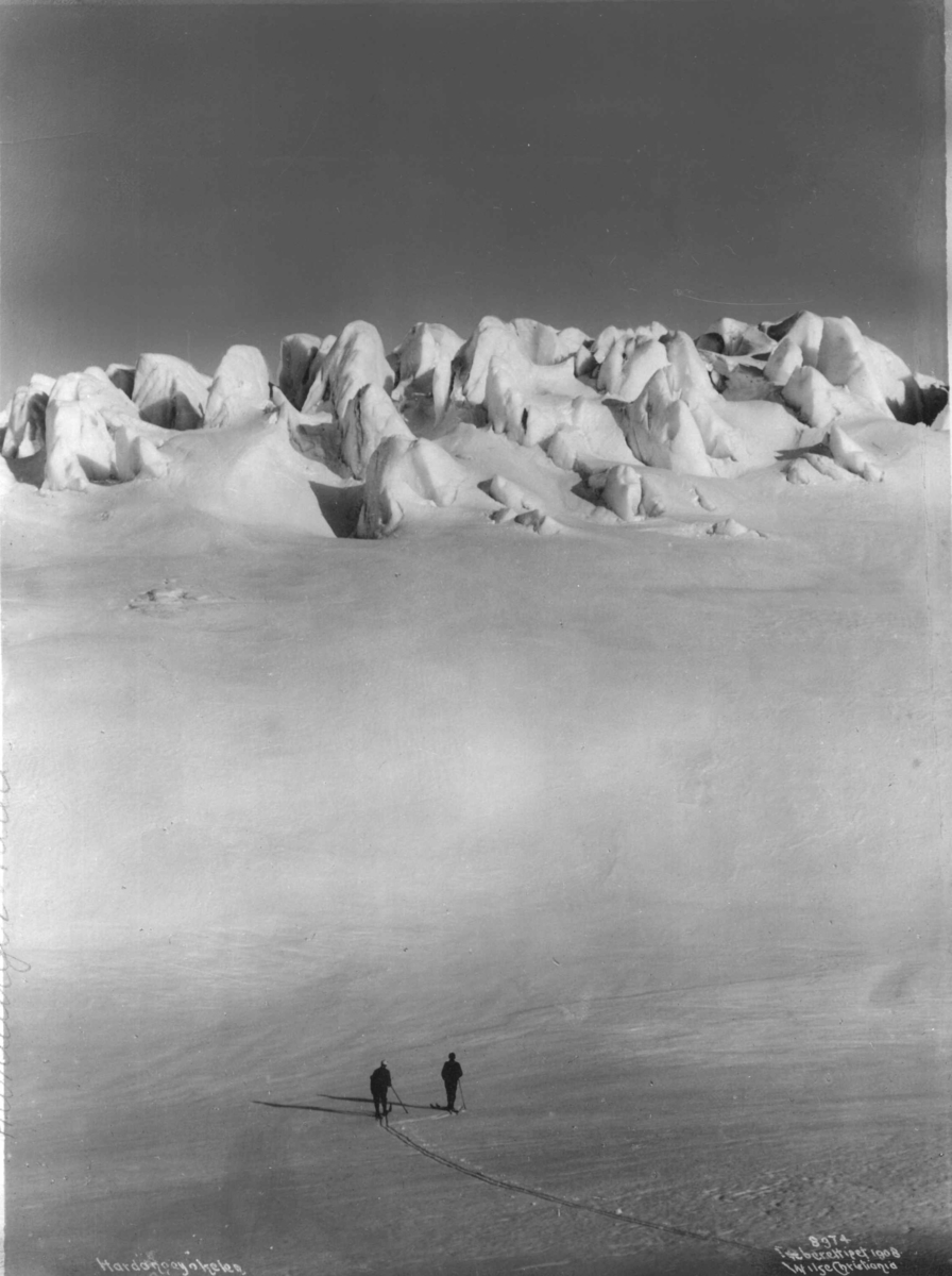 Anders Beer Wilse, Skiløpere på vei mot isbreen Hardangerjøkulen på Hardangervidda.